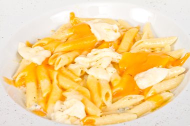 parmesan, dor mavi, chamamber ve mozzarella ile Penne makarna