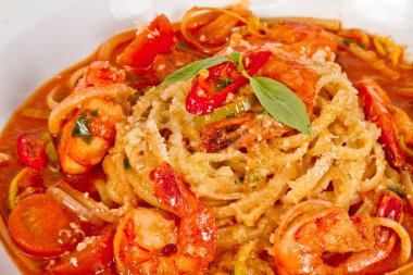 bir tabak linguini sote karides, domates, biber ve oliv