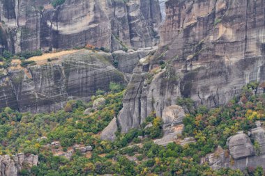 Meteora kayalıklarla ve Manastırlar