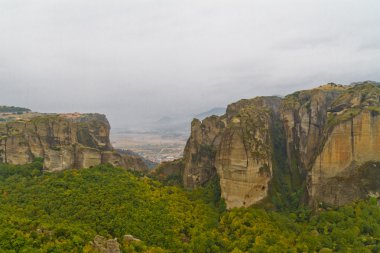 Meteora kayalıklarla ve Manastırlar