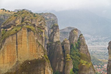 Meteora kayalıklarla ve Manastırlar