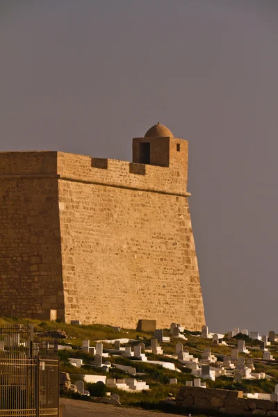 Ribat fortificação árabe e cemitério em Mahdia à beira-mar para — Fotografia de Stock