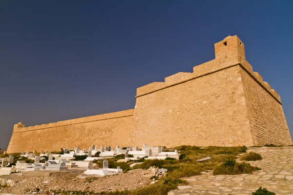 Рибат - арабское укрепление и кладбище в Махдии - на побережье — стоковое фото