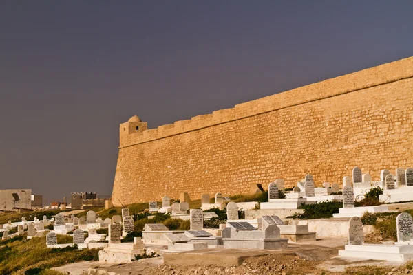 里巴特-阿拉伯文设防和公墓在马赫迪耶-海滨与 — 图库照片
