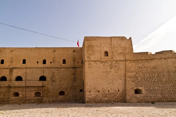 A Ribat - Arab erődítmény és temető Mahdia városában - tengerpart — Stock Fotó