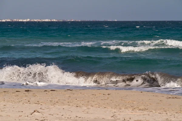 Mořské vlny na pobřeží Středozemního moře — Stock fotografie