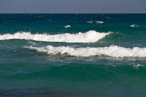 Морські хвилі на Середземному морі — стокове фото