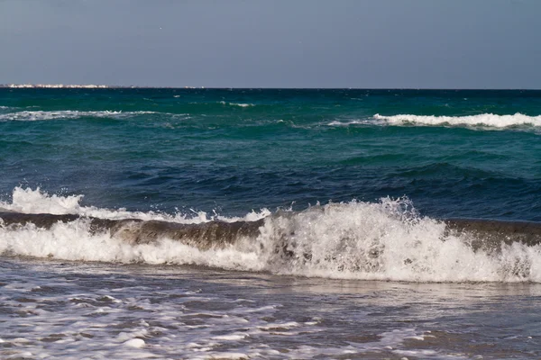 Zee golven op de Middellandse Zee — Stockfoto