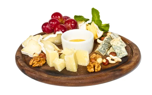 Peynirli olsun tatlım, fındık ve plaka üzerinde üzüm türleri olduğunu — Stok fotoğraf
