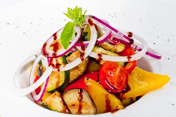 Grillade grönsaker (zucchini, aubergine, lök, paprika, asparag — Stockfoto