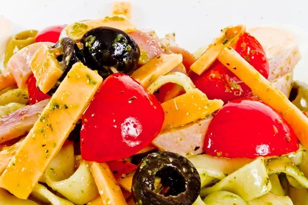 美味的意大利面 (tagliatele)，培根和西红柿的照片 — 图库照片