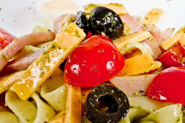 Foto di deliziosa pasta (tagliatele) con pancetta e pomodori — Foto Stock