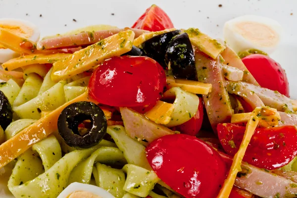Foto de deliciosa pasta (tagliatele) con tocino y tomates — Foto de Stock