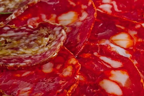 Italská klobása míchané s rajčaty, okurkou a rukolou — Stock fotografie