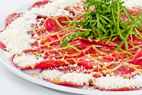 Kött (nötkött) Carpaccio med parmesan och ruccola — Stockfoto