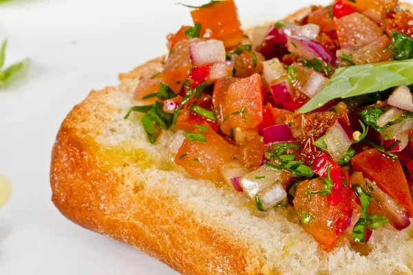 Bruschetta (pâine de usturoi prăjită italiană) cu roșii — Fotografie, imagine de stoc