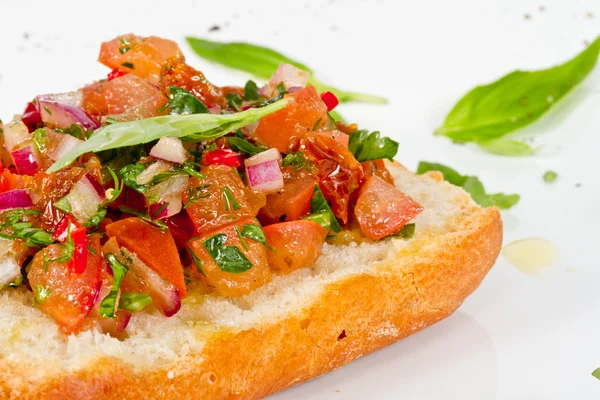 Bruschetta (pan de ajo tostado italiano) con tomate —  Fotos de Stock