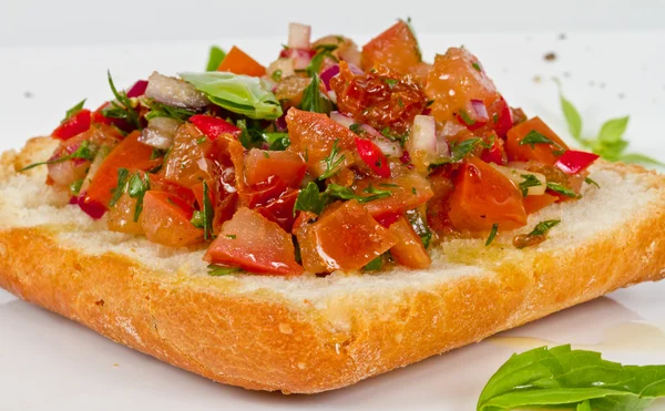 Брускетта (итальянский поджаренный чесночный хлеб) с помидорами — стоковое фото