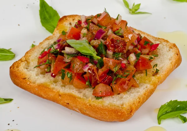Брускетта (итальянский поджаренный чесночный хлеб) с помидорами — стоковое фото