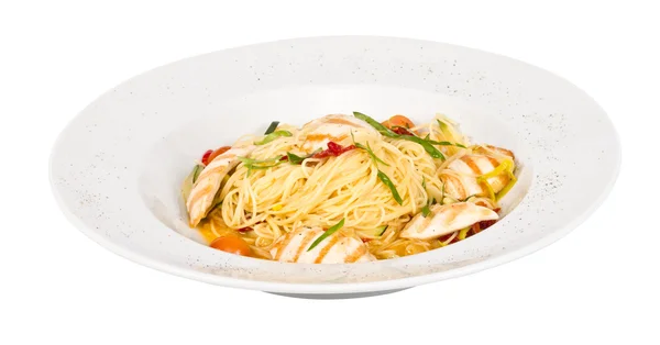 Close-up van plaat van pasta en kip — Stockfoto