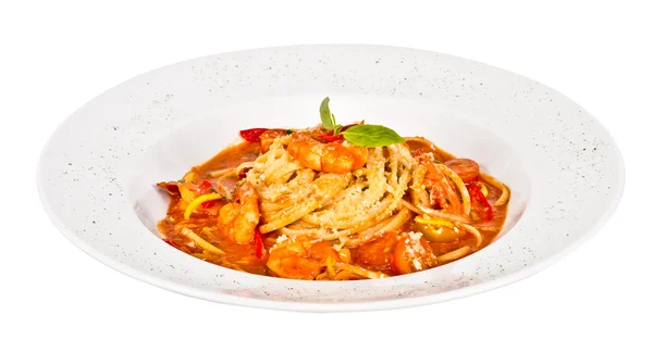 Ein Teller Linguini mit sautierten Garnelen, Tomaten, Chili und Oliven — Stockfoto