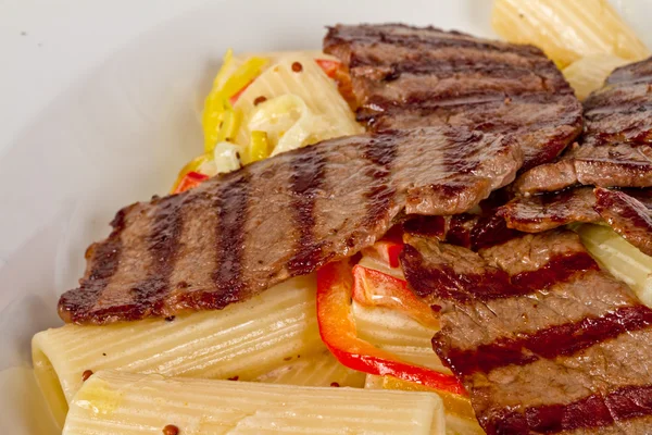 Rigatoni pasta con carne de res y salsa — Foto de Stock