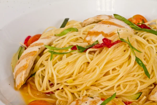 Close-up of plate of pasta and chicken — Stock Photo, Image