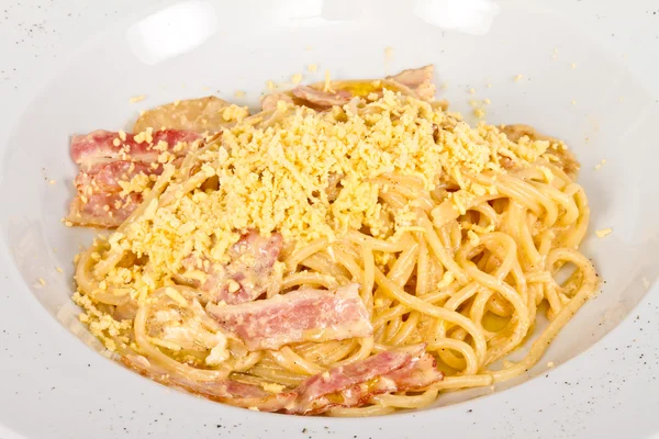 Spaghetti carbonara pasta met spek en champignons — Stockfoto