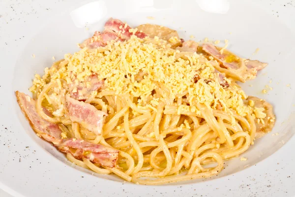 Макарони спагетті карбонара з беконом та грибами — стокове фото