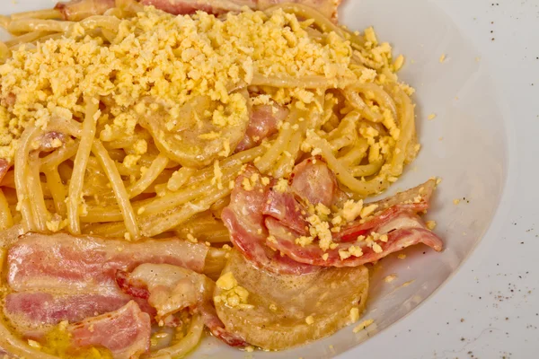 Spagetti carbonara tészta szalonnával és gombával — Stock Fotó