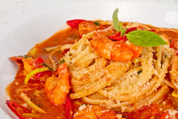 Un plato de linguini con camarones salteados, tomate, chile y oliv — Foto de Stock