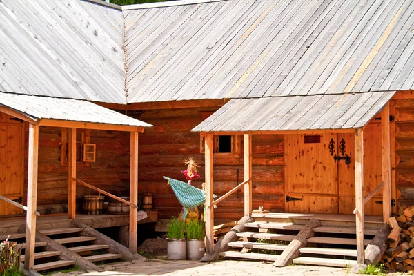 Старый деревянный дом в деревне — стоковое фото