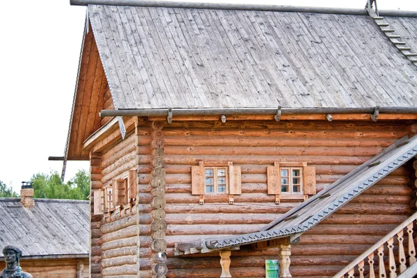 Oud houten huis in dorp — Stockfoto