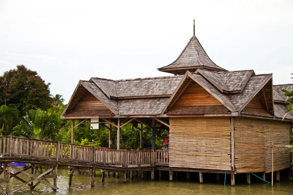 Trä thailändska hem — Stockfoto