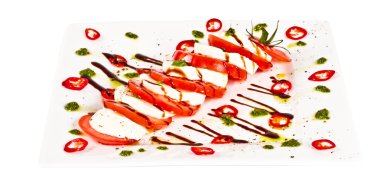 Klasik caprese salatası