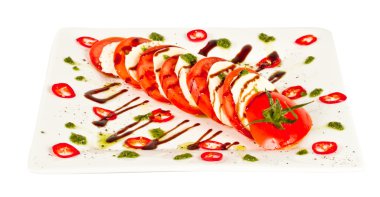 Klasik caprese salatası