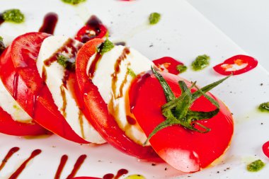 Klasik caprese salatası