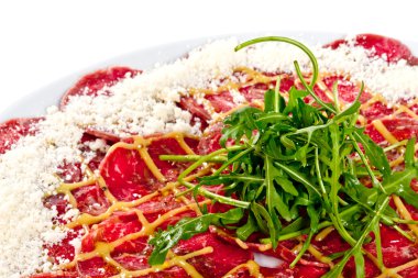 Et (biftek) ile Parmesan peyniri ve ruccola Carpaccio