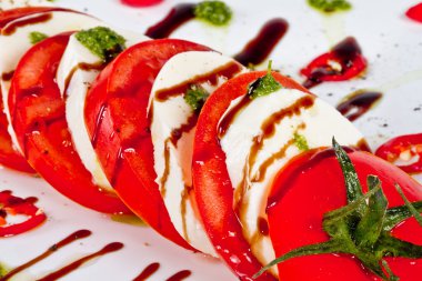 Klasik caprese salatası