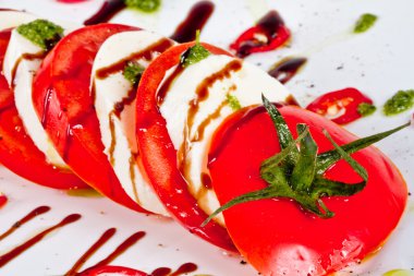 Klasik caprese salatası