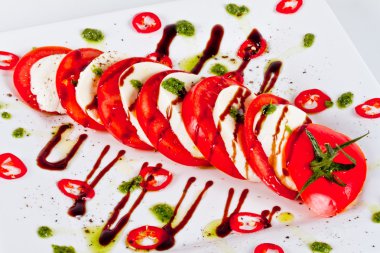 Klasik caprese salatası