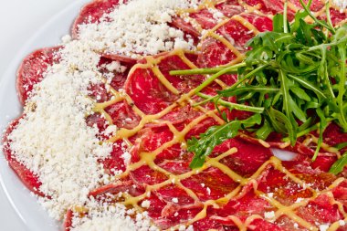 Et (biftek) ile Parmesan peyniri ve ruccola Carpaccio