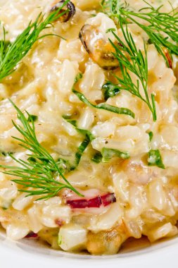 Deniz ürünleri ve üzerine dereotu ile lezzetli risotto fotoğrafı