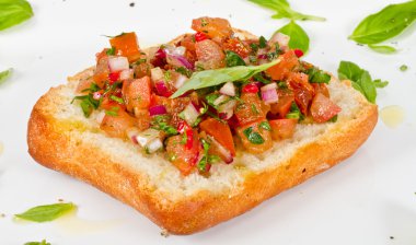 Bruschetta (İtalyan kızarmış sarımsaklı ekmek) domates ile