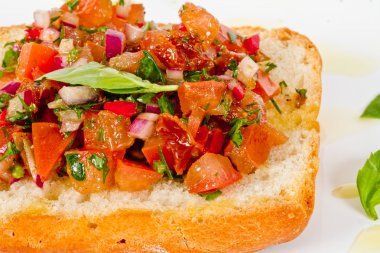 Bruschetta (İtalyan kızarmış sarımsaklı ekmek) domates ile