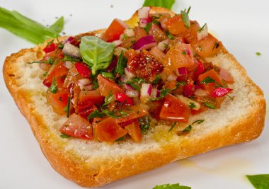 Bruschetta (İtalyan kızarmış sarımsaklı ekmek) domates ile