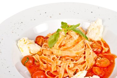 Kiraz domates ve mozzarella ile makarna (tagliatelle)