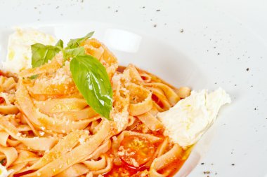 Kiraz domates ve mozzarella ile makarna (tagliatelle)