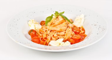 Kiraz domates ve mozzarella ile makarna (tagliatelle)