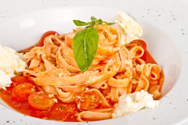 Kiraz domates ve mozzarella ile makarna (tagliatelle)